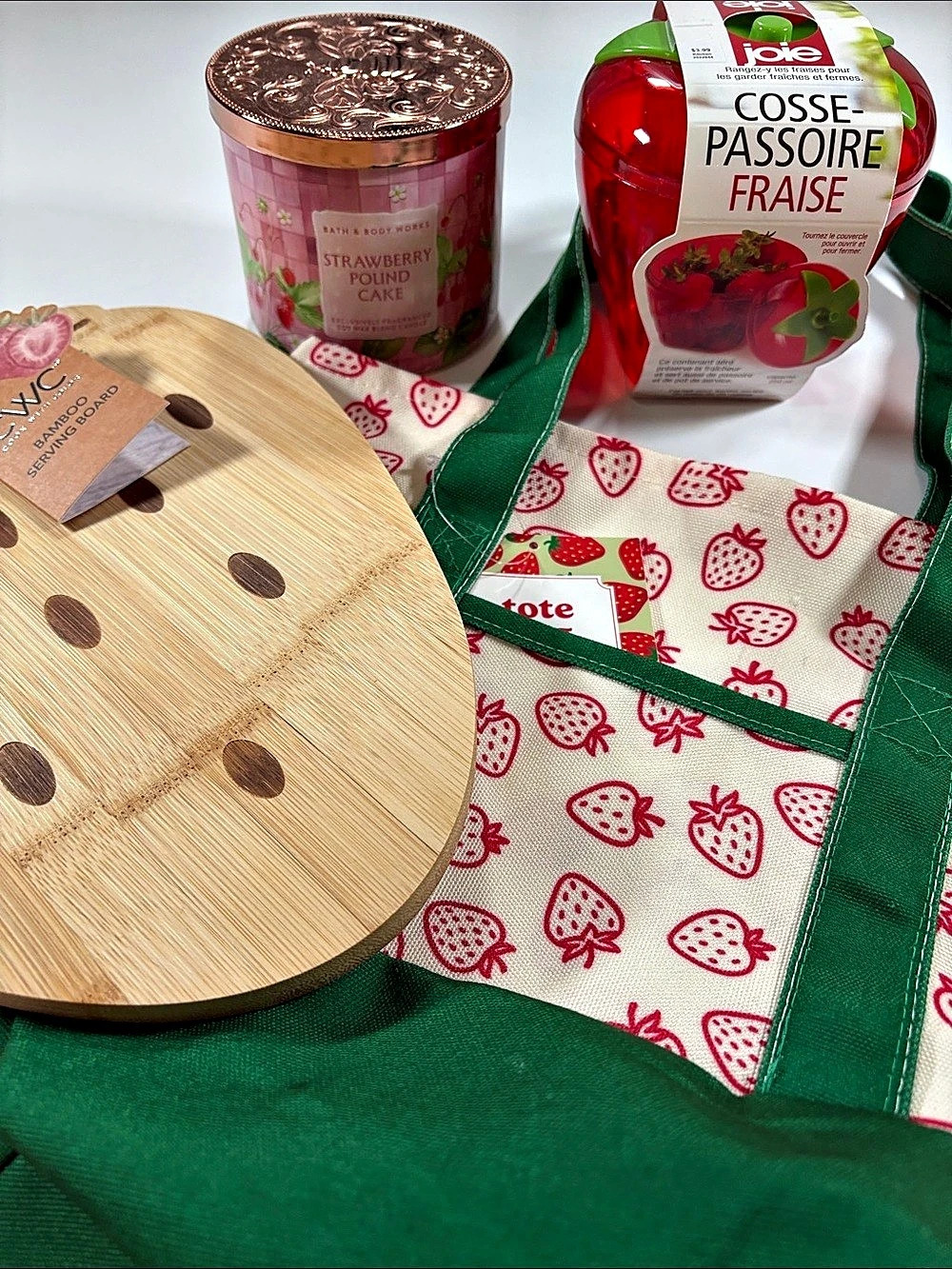 CVC Strawberry Pound Cake Strawberry Kitchen Gift Set in Green & White NWT